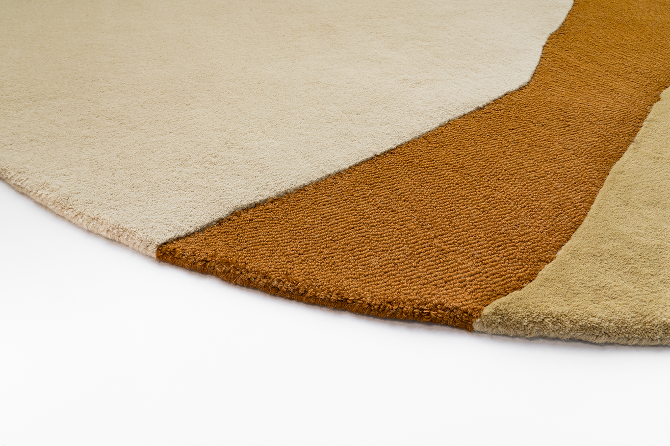 Corner of Acsento Figari Gold rug displaying flat edge and handtufted finish