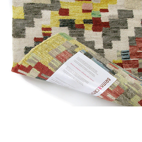 Edge view of the Yeti Anapurna rug highlighting the pile height and detailed craftsmanship.