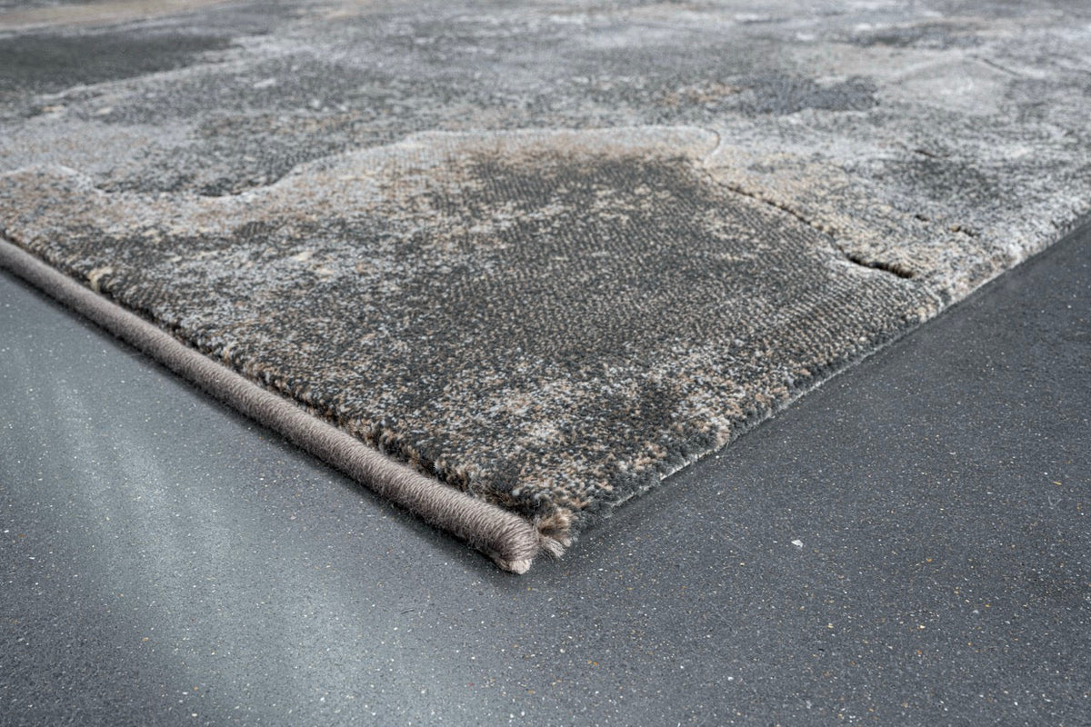 Corner detail of the Tapison Home Torino 063.0934.3293 rug in grey, sand and taupe