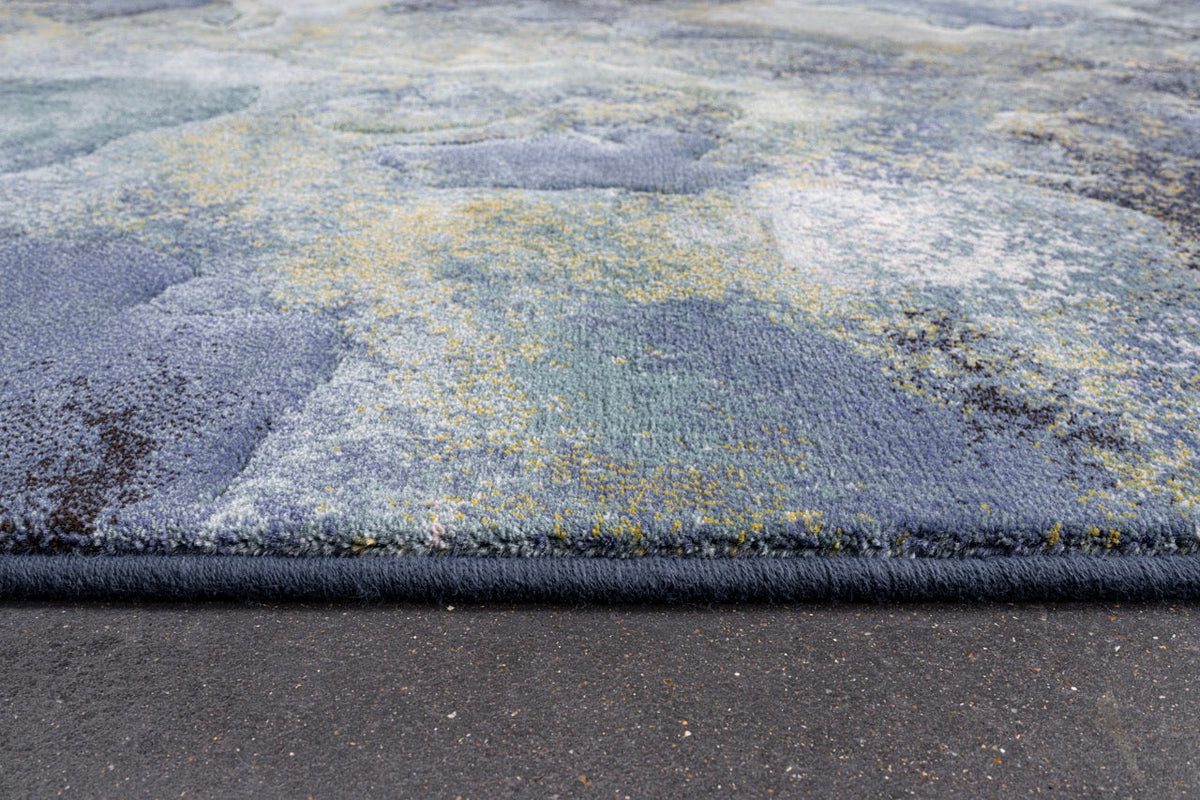 Side view of the low pile and finished edge of the Tapison Home Torino 063.0934.5241 rug