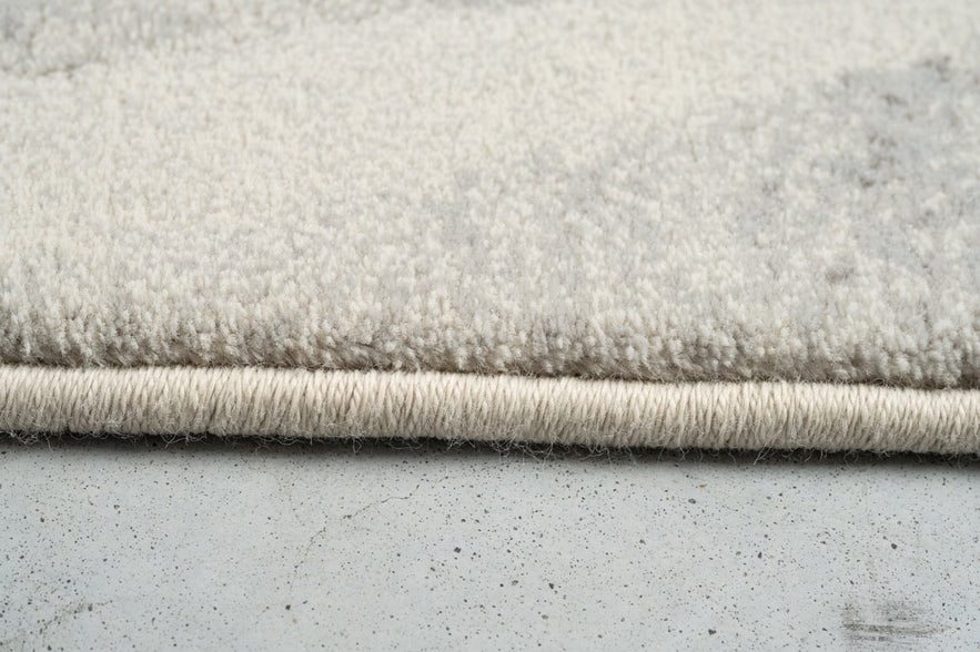 Side view of the low pile and finished edge of the Tapison Home Torino 063.0990.6797 rug