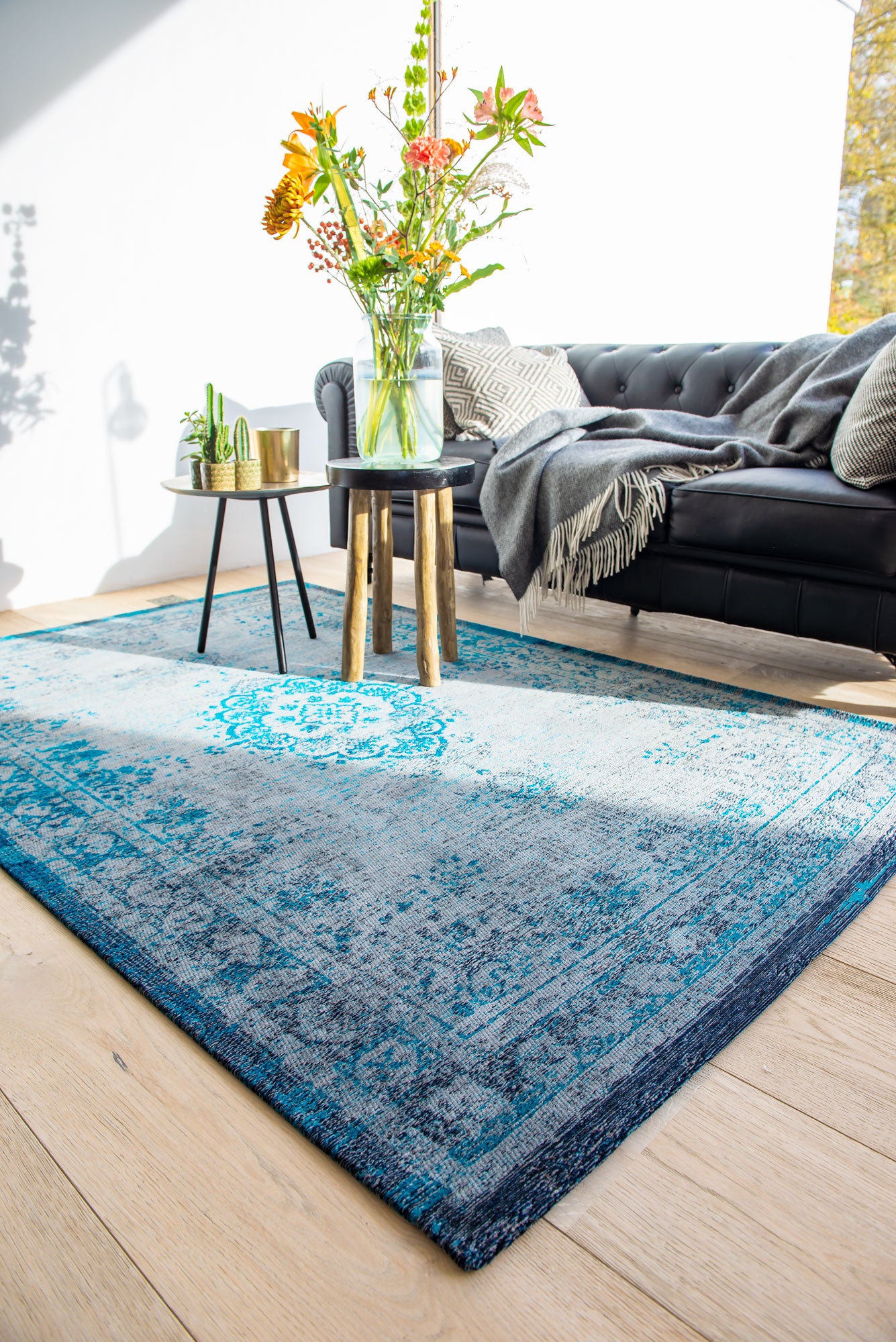Louis de Poortere Fading World Medallion Grey Turquoise 8255