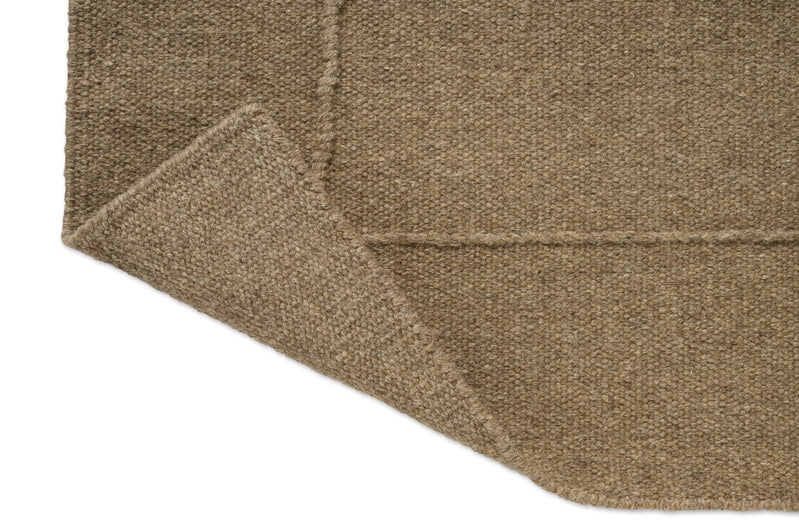 Brink & Campman Senso Blocks Fur Brown rug, detail of folded corner and reverse side