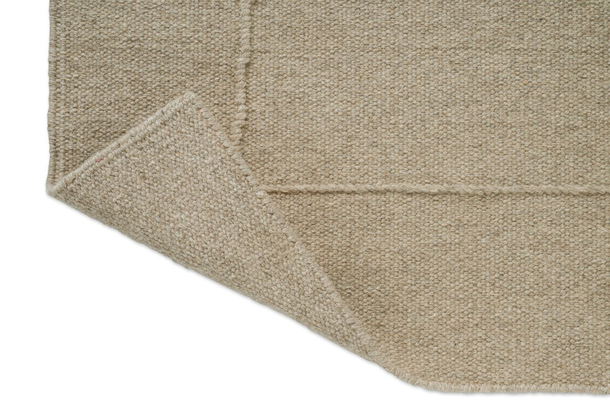Brink & Campman Senso Blocks Natural rug, detail of folded corner and reverse side