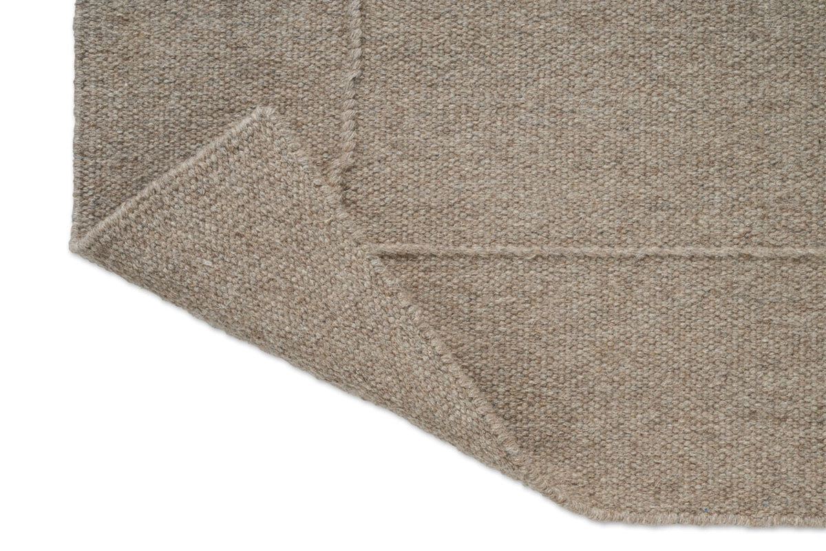 Brink & Campman Senso Blocks Soft Taupe rug, detail of folded corner and reverse side