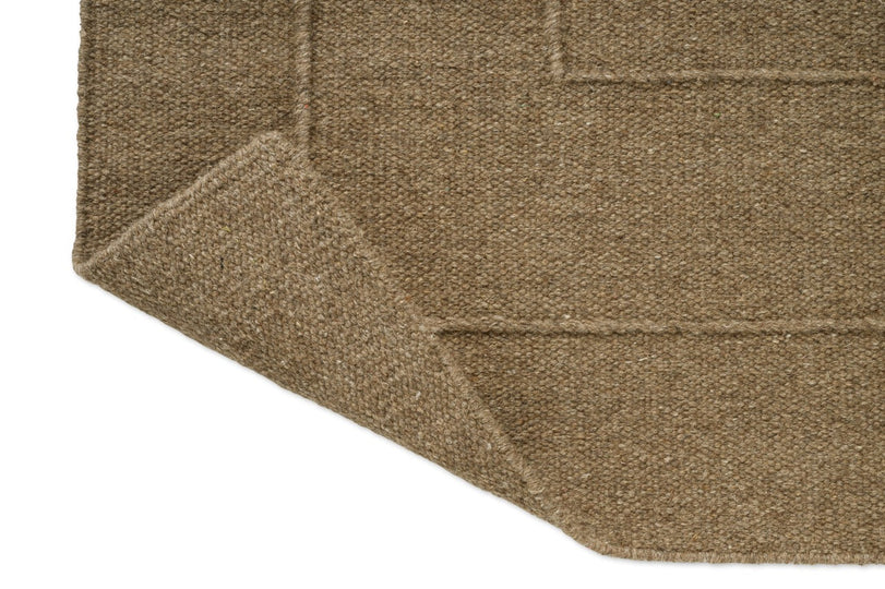 Brink & Campman Senso Border Fur Brown rug, detail of folded corner and reverse side