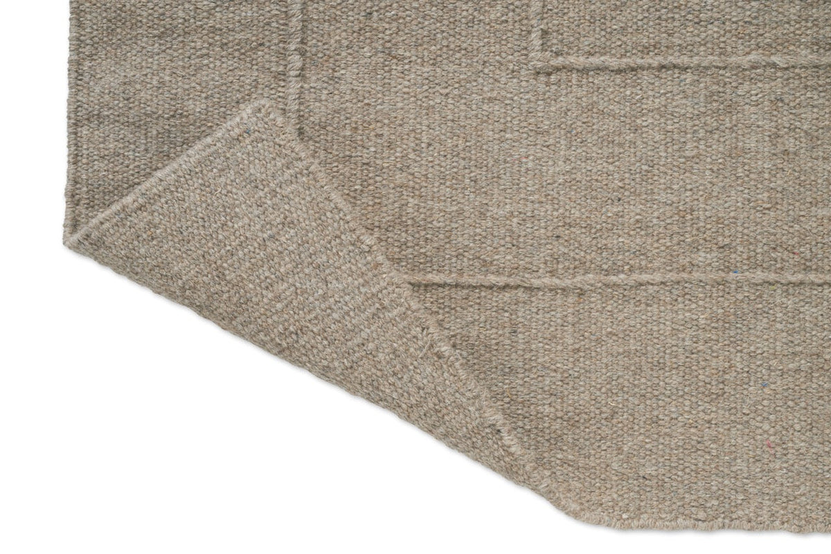 Brink & Campman Senso Border Soft Taupe rug, detail of folded corner and reverse side
