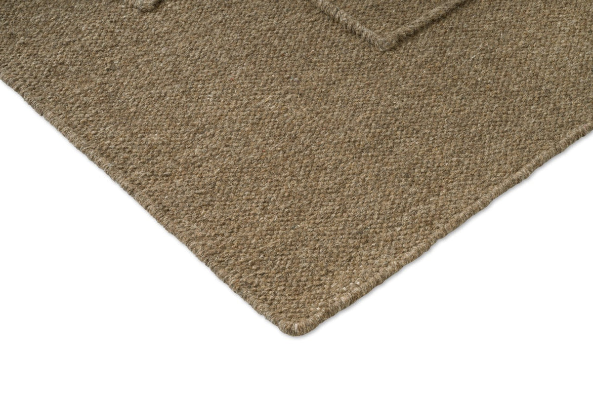 Brink & Campman Senso Level Fur Brown rug, detail of corner and weave