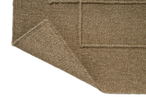 Brink & Campman Senso Level Fur Brown rug, detail of folded corner and reverse side