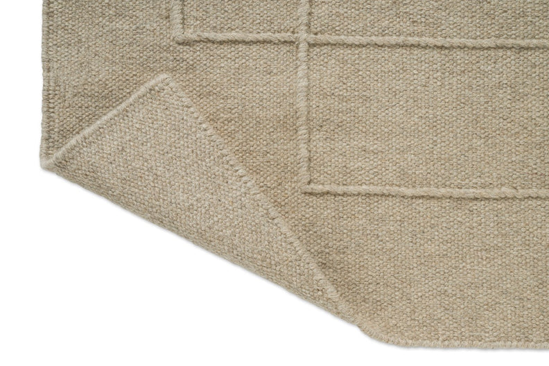 Brink & Campman Senso Level Natural rug, detail of folded corner and reverse side