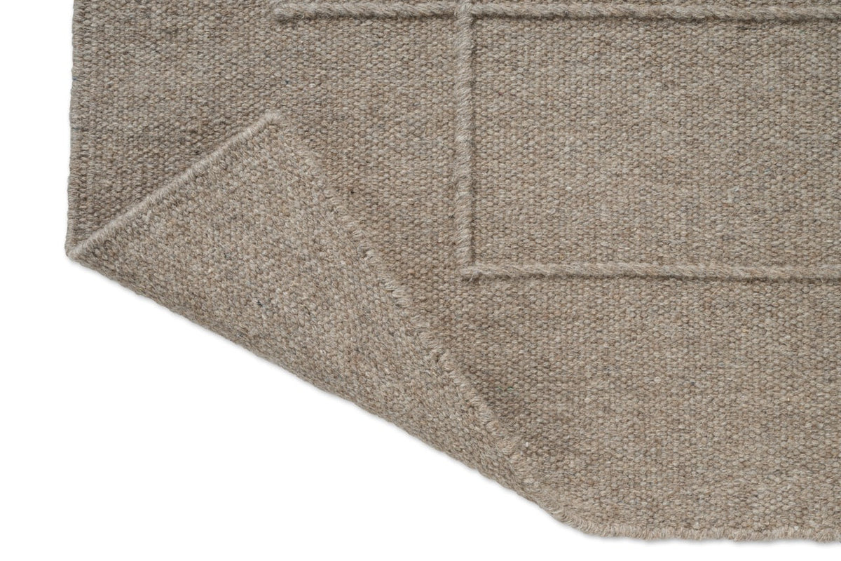 Brink & Campman Senso Level Soft Taupe rug, detail of folded corner and reverse side