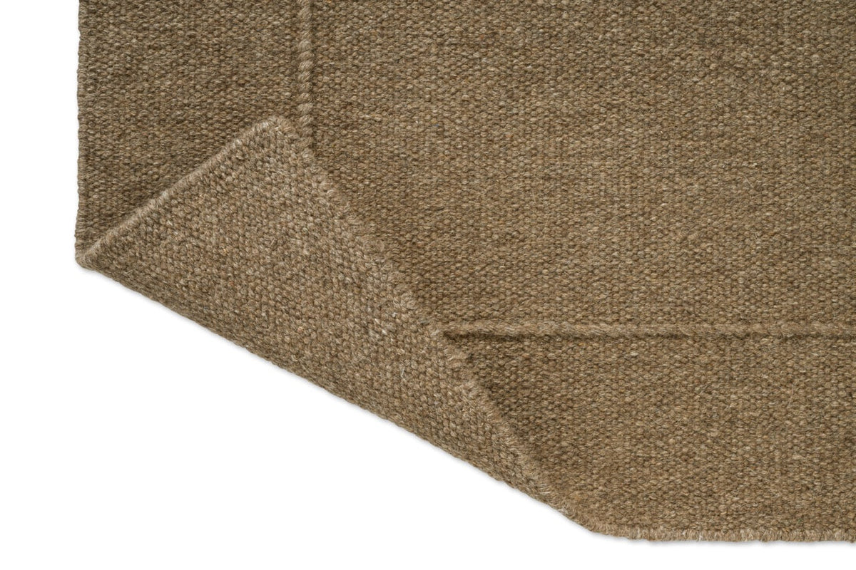 Brink & Campman Senso Planes Fur Brown rug, detail of folded corner and reverse side
