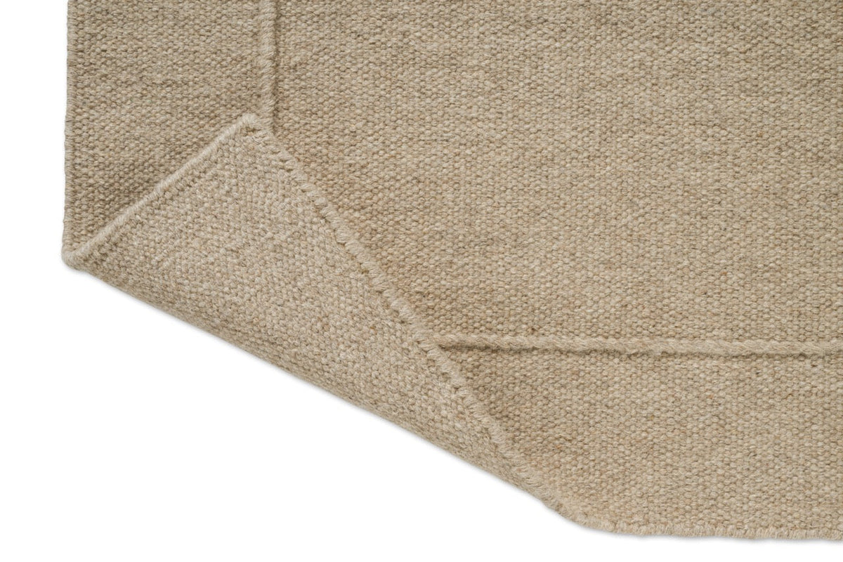 Brink & Campman Senso Planes Natural rug, detail of folded corner and reverse side
