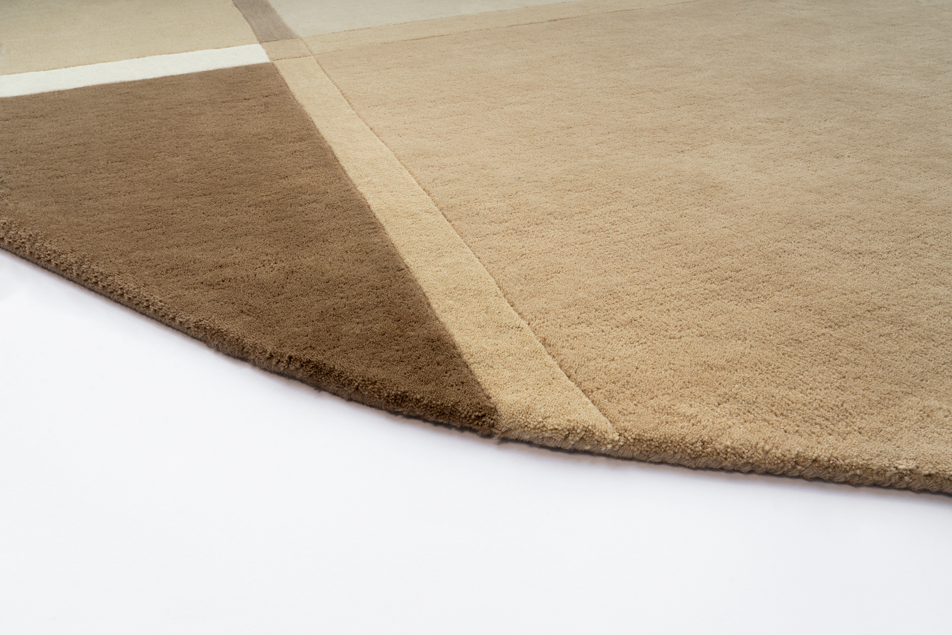 Corner detail of the Acsento Palau Girare Beige rug showcasing its flatweave construction and clean edges.

