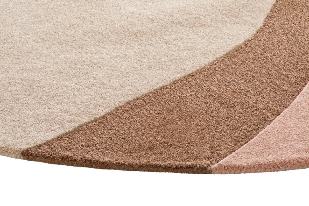 Corner detail of the Acsento Figari Blush rug showcasing its flatweave construction and clean edges.

