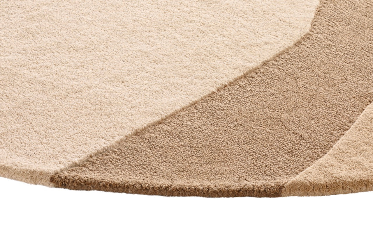 Corner detail of the Acsento Figari Linen rug showcasing its flatweave construction and clean edges.

