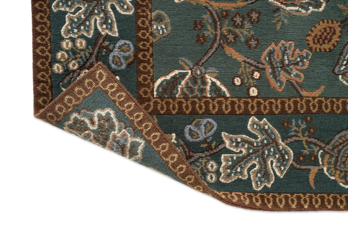 Morris & Co Theodosia Bottle Green rug, detail of folded corner and backing