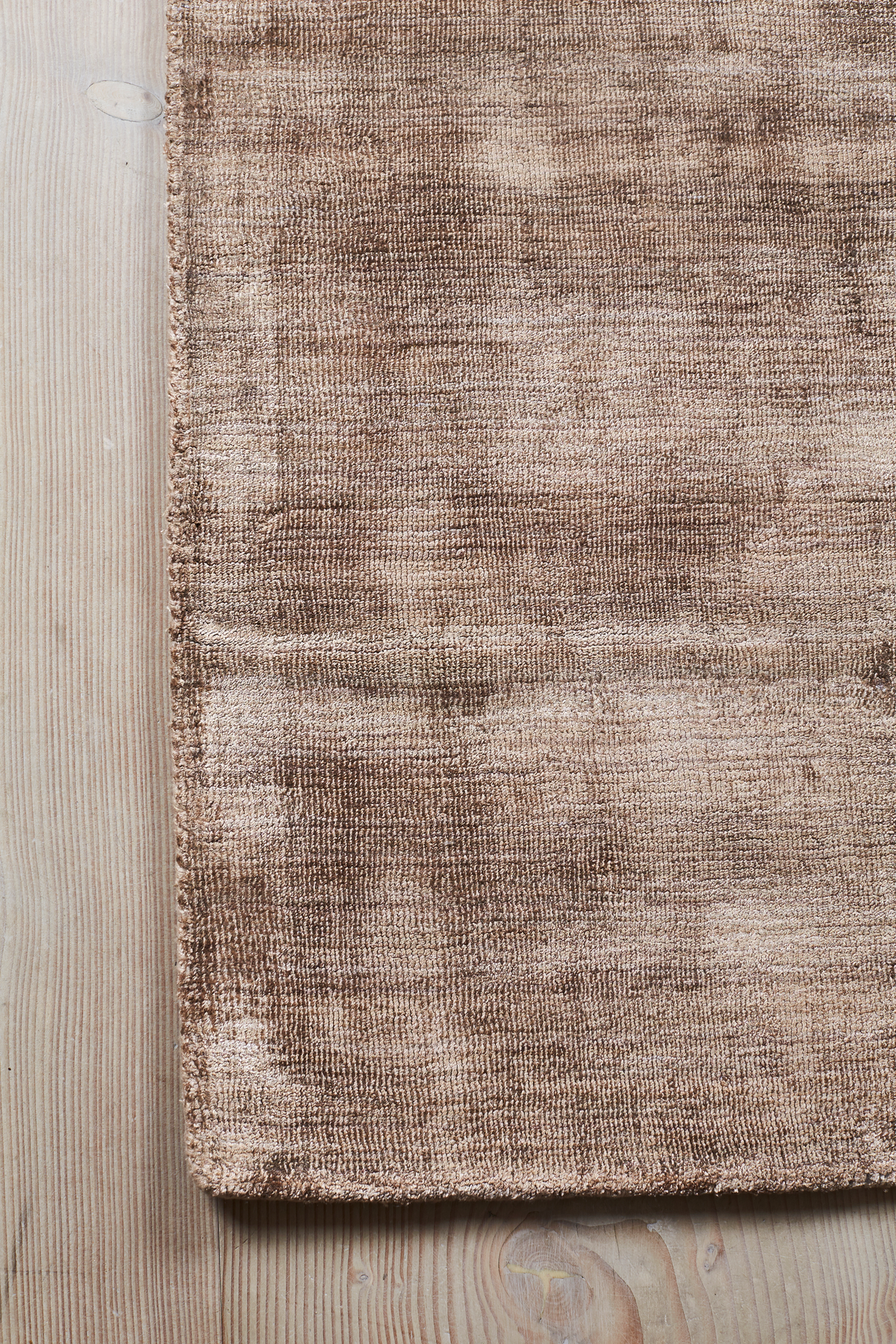 Massimo Karma Nougat Brown bamboo silk rug, detail of the corner