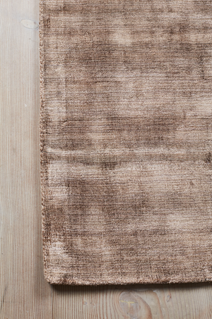 Massimo Karma Nougat Brown bamboo silk rug, detail of the corner