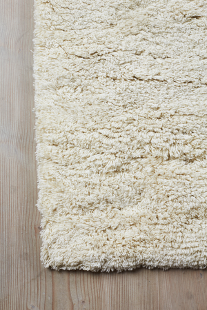 Massimo Rya Cream high pile wool rug, detail of the corner